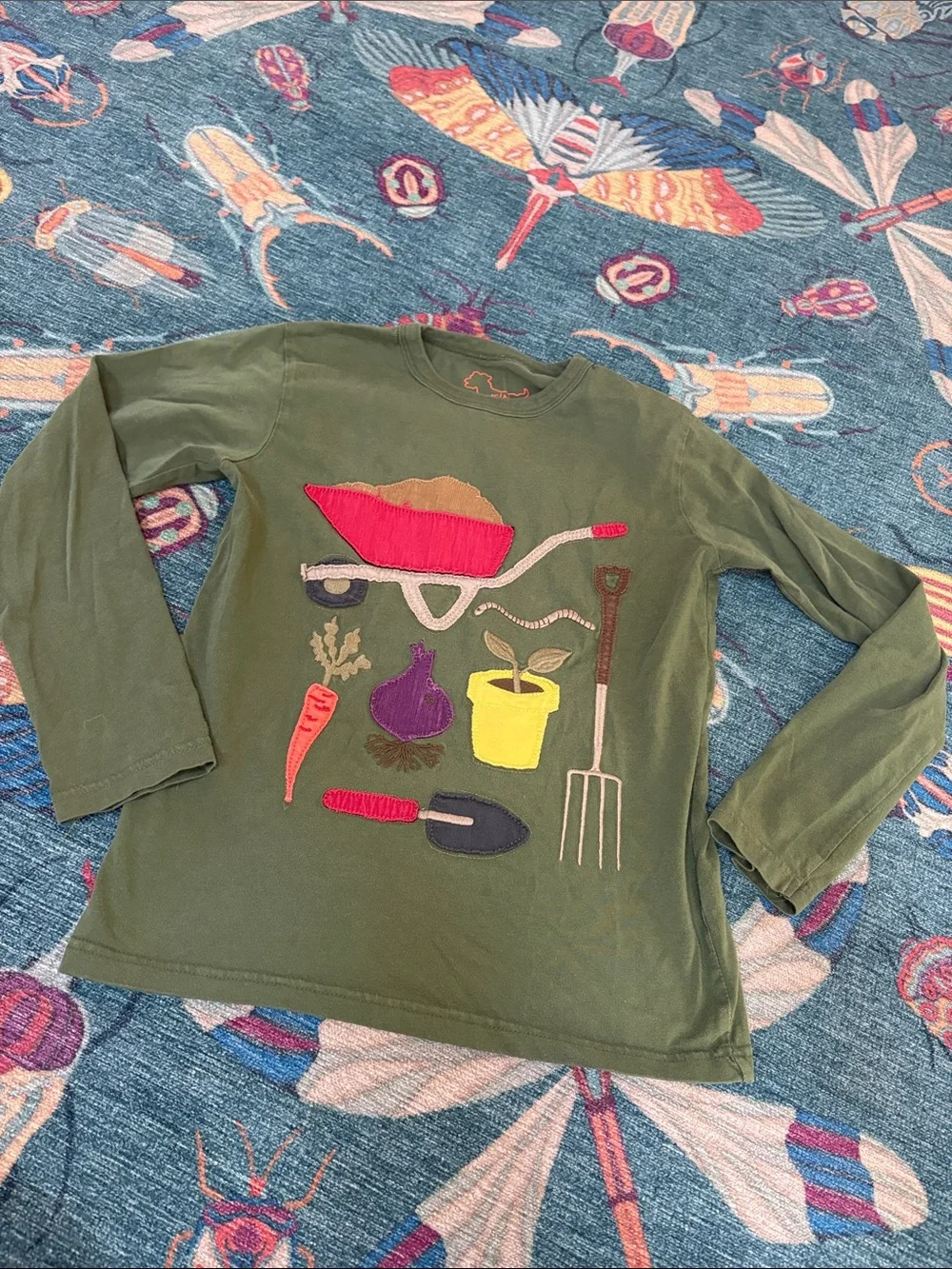 Mini Boden Olive Green Long-Sleeve Tee with Garden Tool Appliqués 9/10